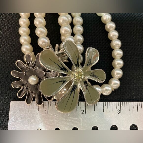 Bangle Stretch flower bracelet with large daisy flower charms. - Picture 4 of 4